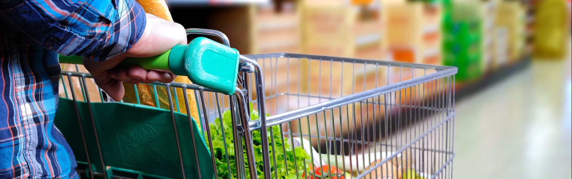 une image montrant un client poussant un panier